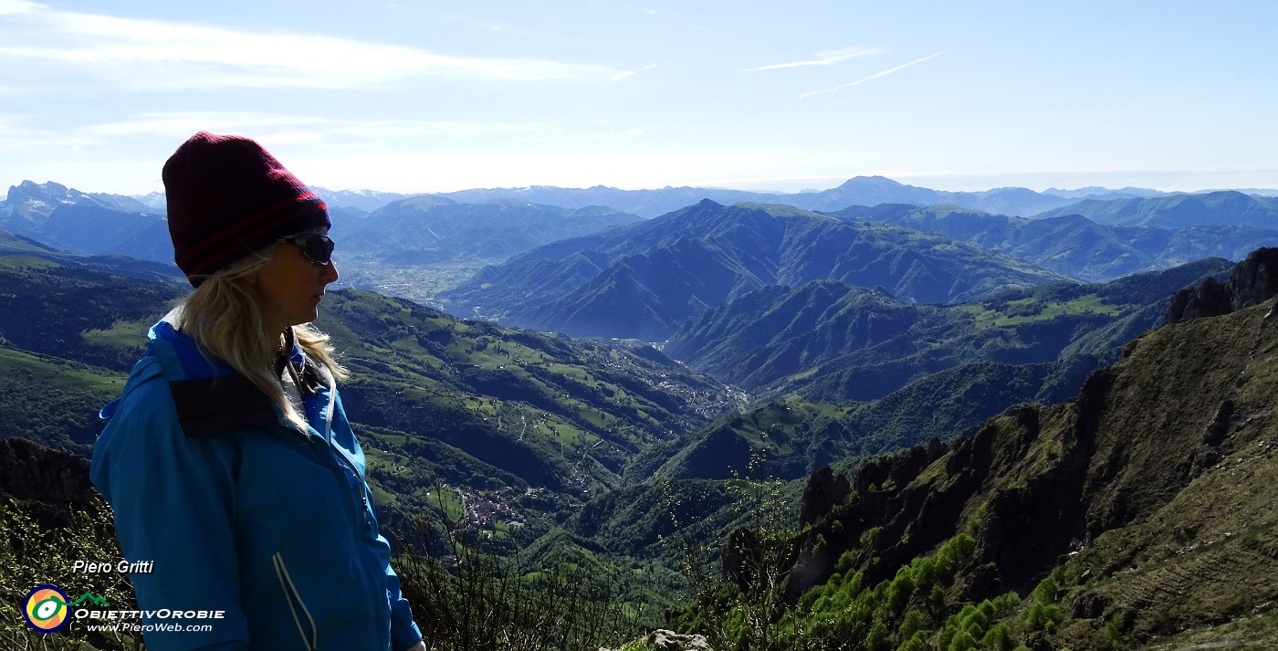 27 Vista su Val del Riso e Val Seriana.JPG -                                